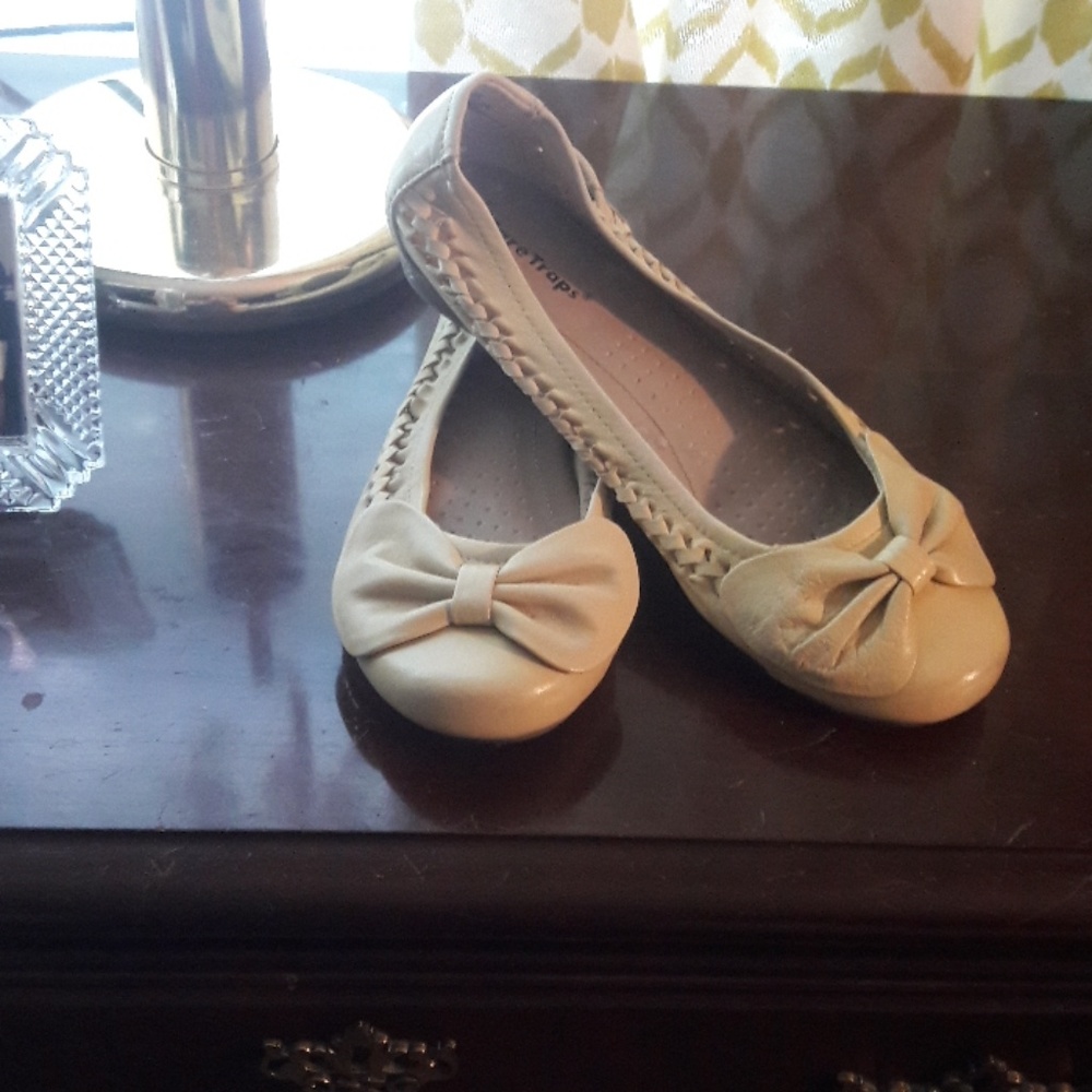 COPY - Creamy yellow leather Bear trap flats
